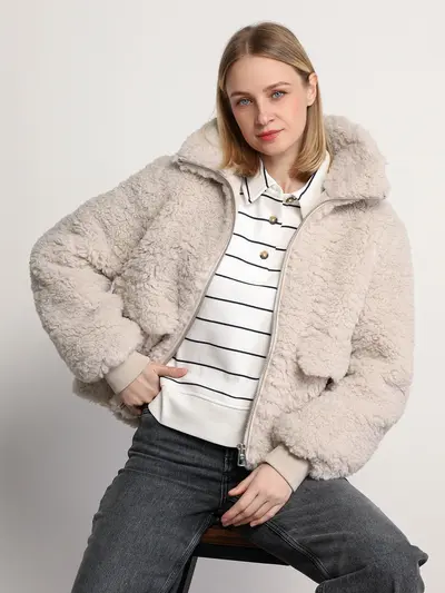 Куртка укороченная светло-серого цвета